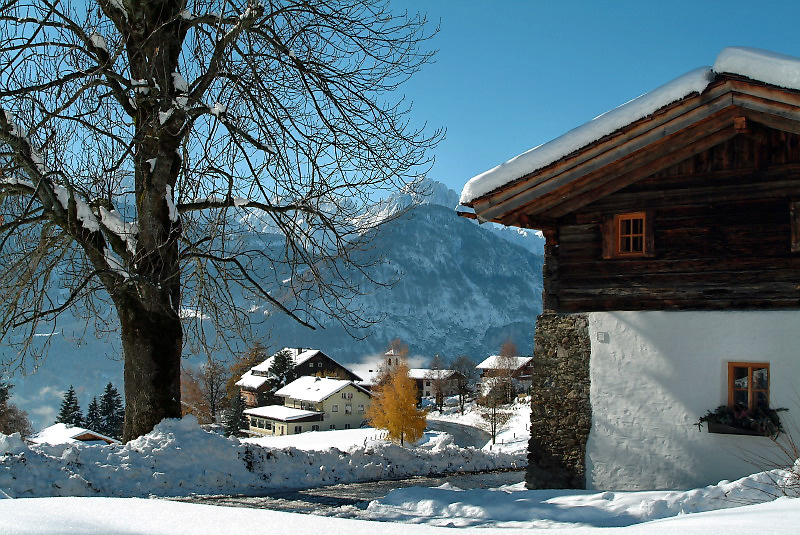 Straganzhof - im Winter mit Blick über Iselsberg auf die Lienzer Dolomiten