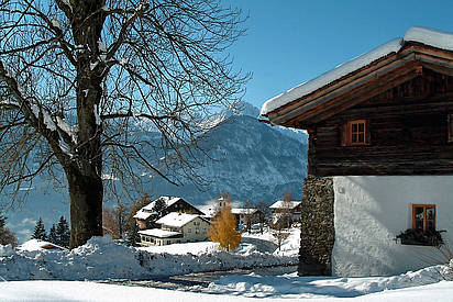 Straganzhof - im Winter mit Blick über Iselsberg auf die Lienzer Dolomiten